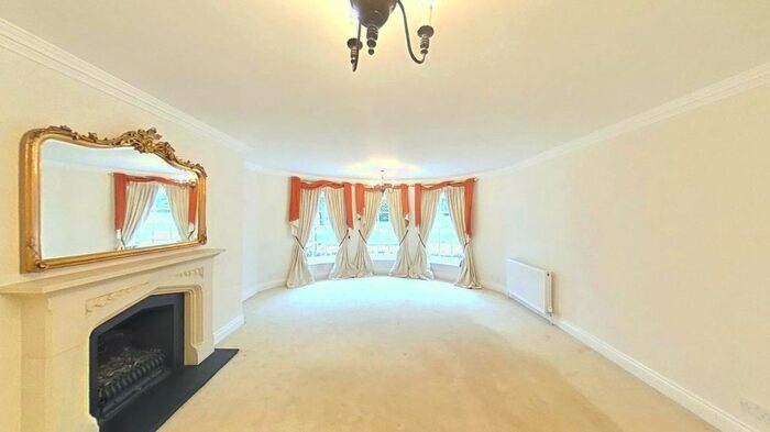 3 Bedroom Flat For Sale In Nashdom Lane, Burnham, Slough, SL1