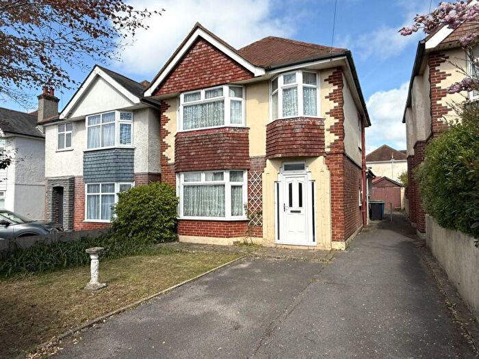 3 Bedroom Detached House For Sale In Wimborne Road, Oakdale, Poole, BH15