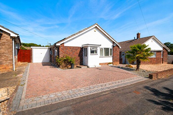 2 Bedroom Detached Bungalow For Sale In Mapletree Avenue, Horndean, PO8