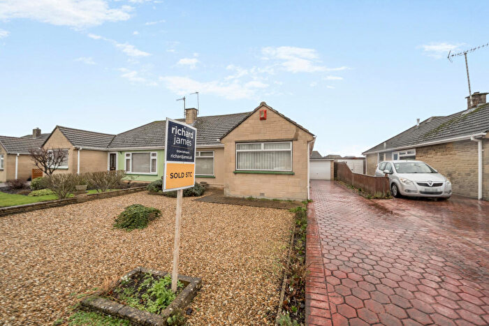 3 Bedroom Semi-Detached Bungalow For Sale In Pen Close, Swindon, SN25