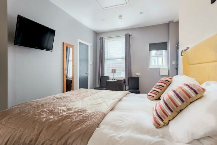 Flat To Rent In Holywell Hill St. Albans, AL1