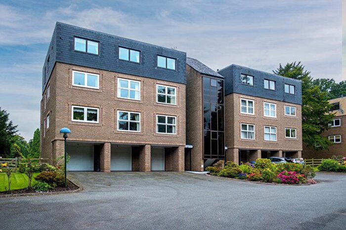 3 Bedroom Flat For Sale In Lakeside, Little Aston, B74
