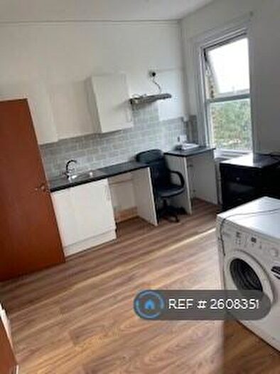 Studio To Rent In Bowes Road, London, N13