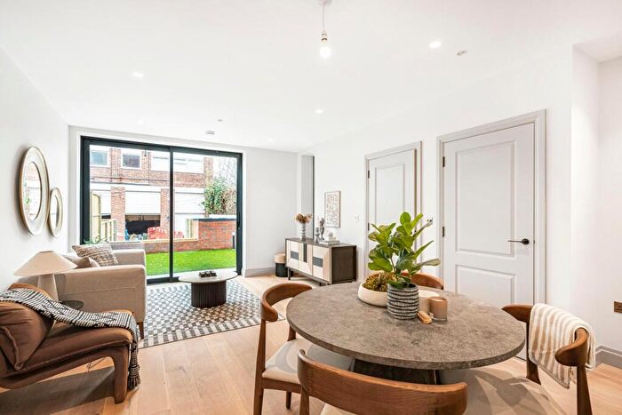 4 Bedroom End Of Terrace House For Sale In Rosewood Collection, Lynwood Close, E18