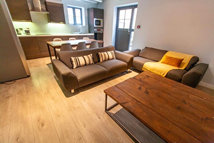 6 Bedroom House To Rent In Bailey Street, L1