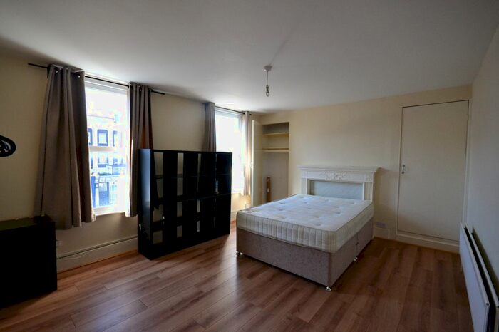 3 Bedroom Flat To Rent In New Cross Road, London, SE14