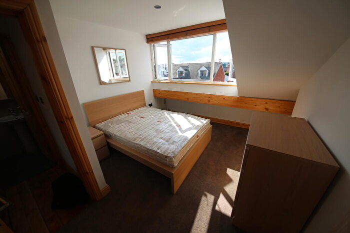 1 Bedroom Flat To Rent In Queens Road, Hyde Park, Leeds, LS6