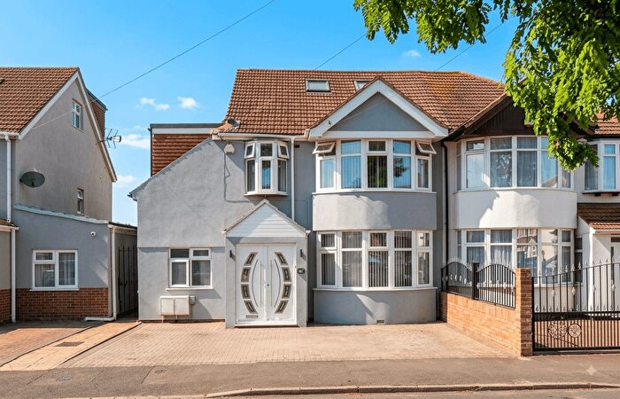 7 Bedroom Semi Detached House For Sale In Broad Walk, Hounslow, TW5