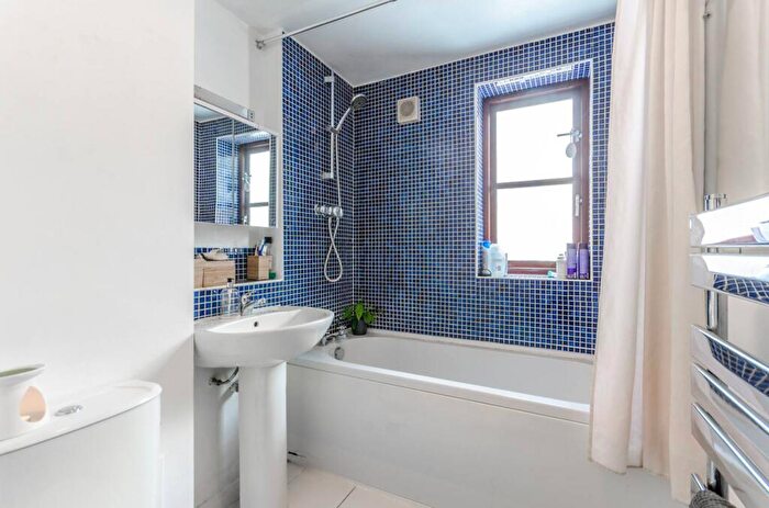 1 Bedroom Flat To Rent In Sugar Loaf Walk, Bethnal Green, London, E2