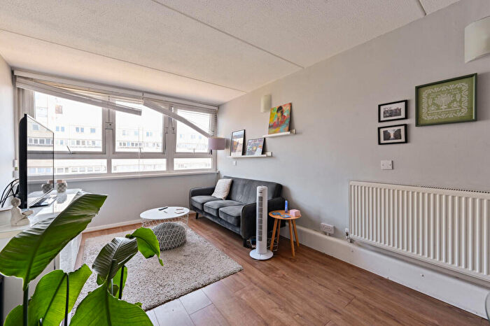 1 Bedroom Flat For Sale In Connor Court, Battersea Park, London, SW11