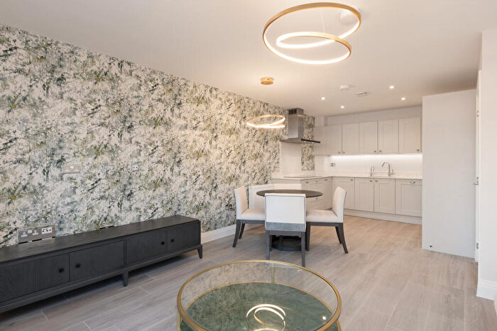 1 Bedroom Flat To Rent In Merrileas Drive, Oxshott, Leatherhead, KT22