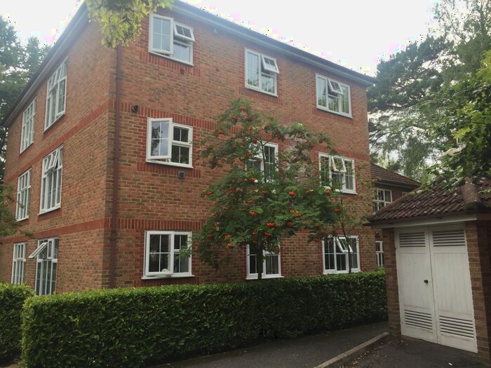 2 Bedroom Flat To Rent In Irvine Place, Virginia Water, GU25