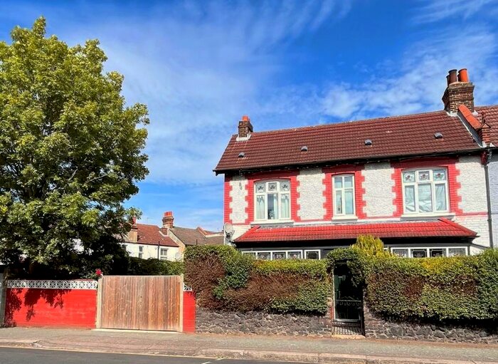 Houses for sale & to rent in CR7 6BG, Limpsfield Avenue, West Thornton