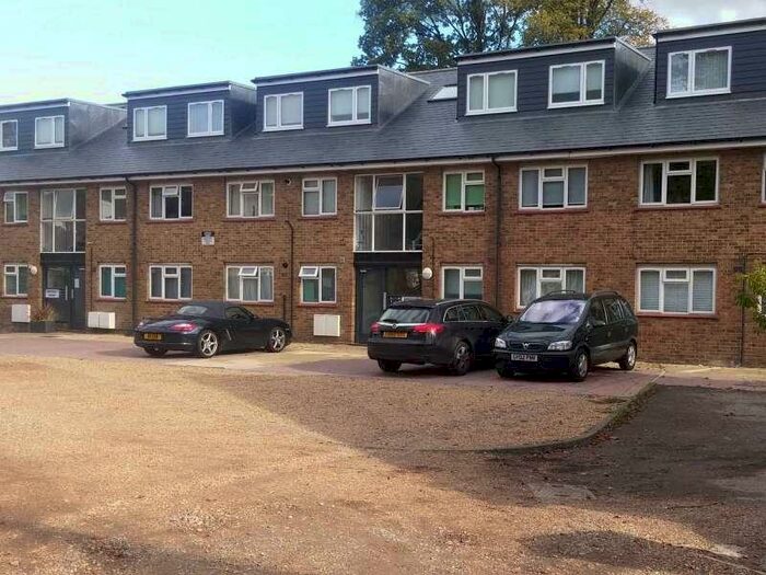 Flat To Rent In Ardingly Court, Woodcote Road, Epsom, KT18