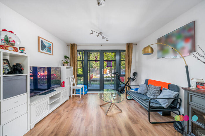 2 Bedroom Flat For Sale In Friern Barnet Road, London, N11