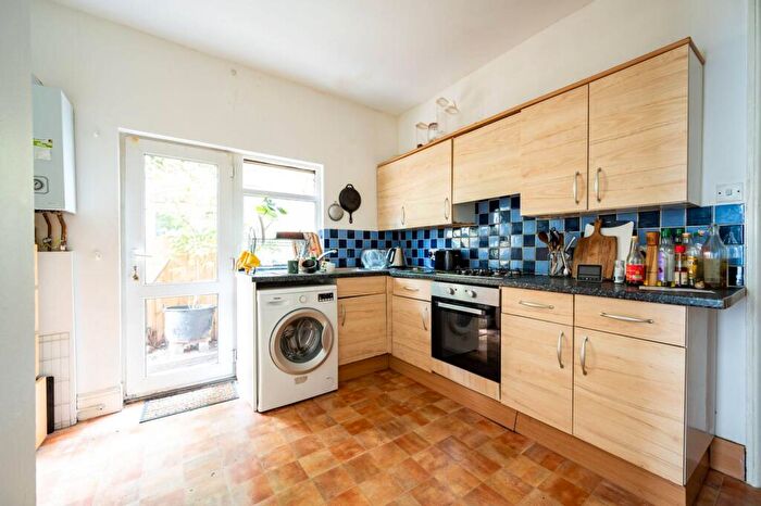 2 Bedroom Flat To Rent In Venetian Road, Camberwell, London, SE5