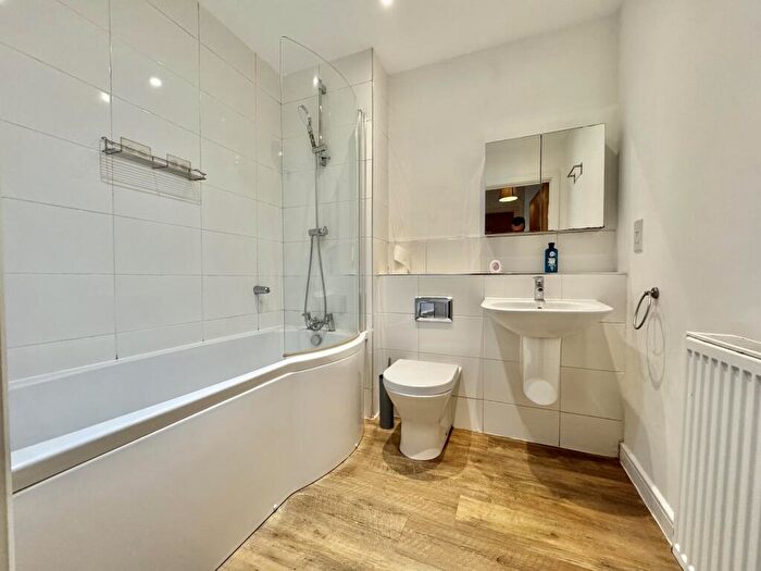 1 Bedroom Flat To Rent In Pennant House, Cross Street, PO1