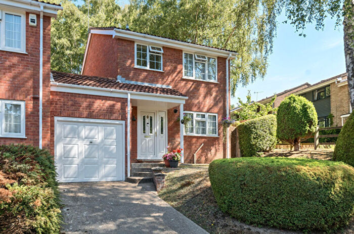 3 Bedroom Link Detached House For Sale In Balmoral Close, Lordswood, Southampton, Hampshire, SO16