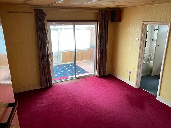 5 Bedroom Chalet For Sale In Lodge Lane, Romford, Essex, RM5