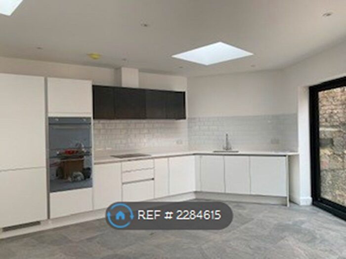 2 Bedroom Bungalow To Rent In Chandler Court, Croydon, CR0