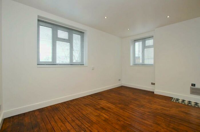 Flat To Rent In Albion Road, Stoke Newington, N16