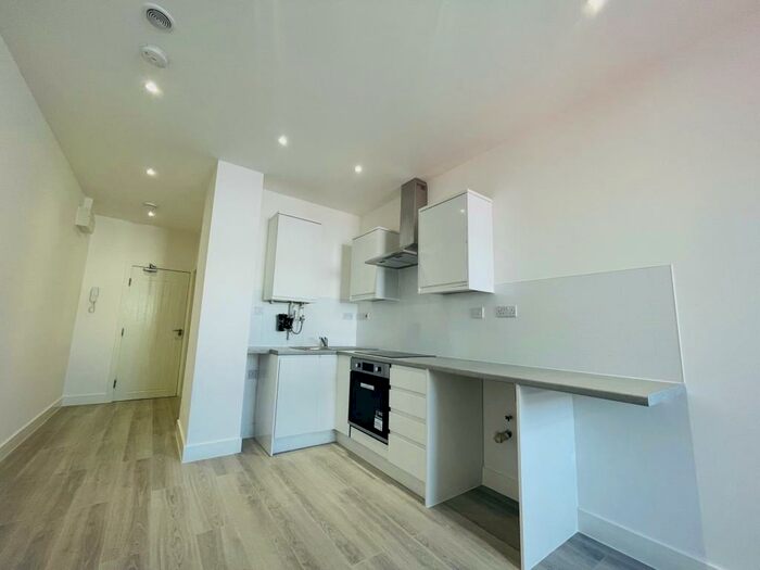 Studio To Rent In Carters Green, West Bromwich, B70