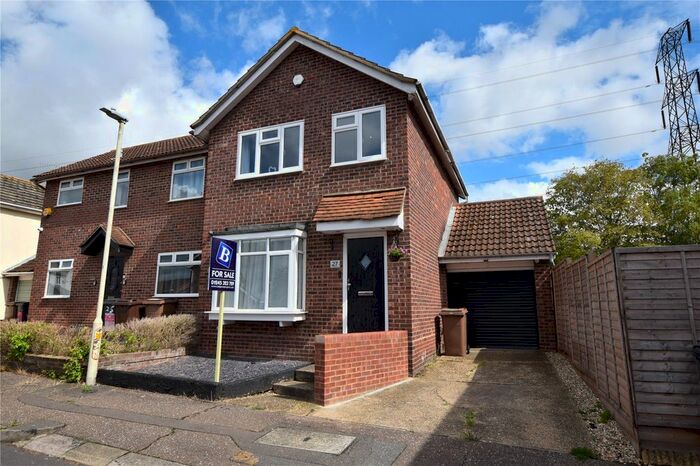 3 Bedroom Semi-Detached House For Sale In Hawkwood Close, South Woodham Ferrers, Essex, CM3