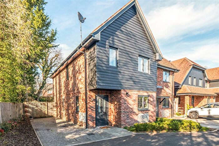 3 Bedroom Property For Sale In Hunterswood, Liphook, GU30