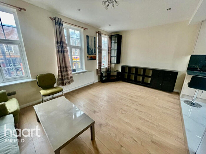 3 Bedroom Apartment To Rent In Crown Lane, London, N14