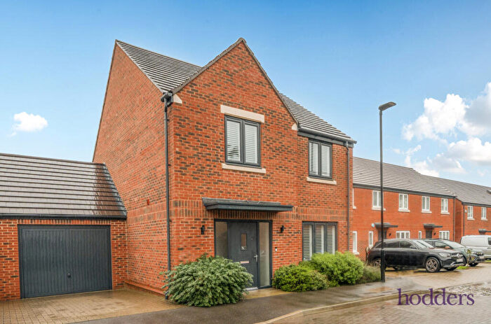 4 Bedroom Link Detached House For Sale In Ottershaw, Surrey, KT16