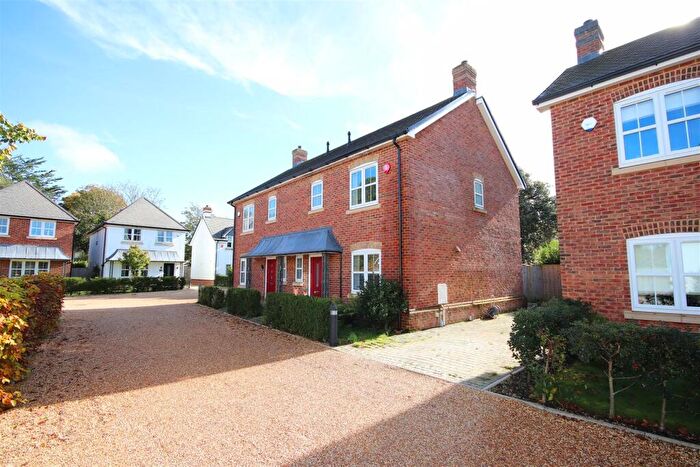 3 Bedroom Semi-Detached House To Rent In Nursery Grove, Pennington, SO41