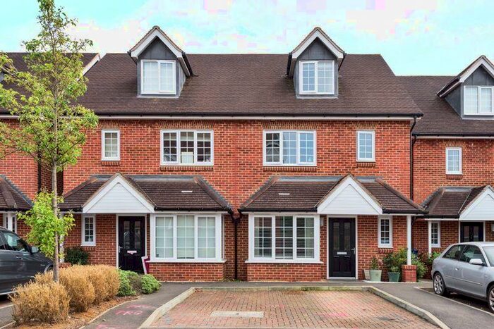 4 Bedroom Semi-Detached House To Rent In Woodland Close, Godalming, GU7