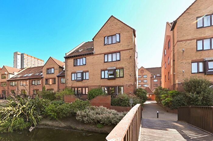 2 Bedroom Flat For Sale In Leerdam Drive, London., E14