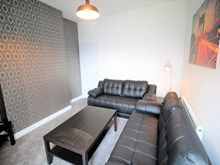 1 Bedroom Flat To Rent In Kirkstall Lane (room ), Headingley, Leeds, LS6
