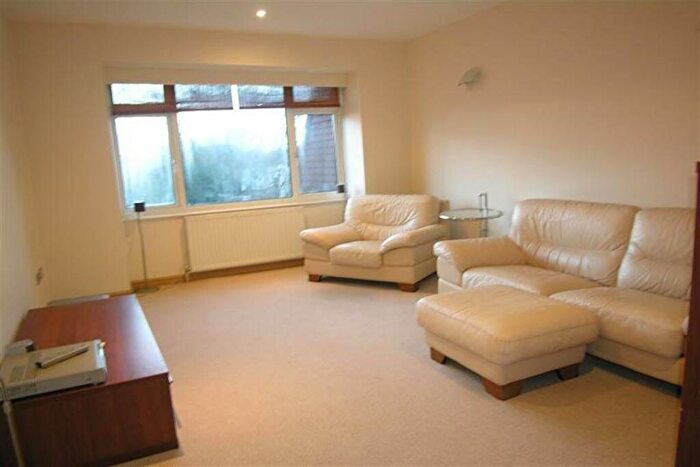 3 Bedroom Flat To Rent In Bedroom Top Floor Flat In Queens Park, BH8