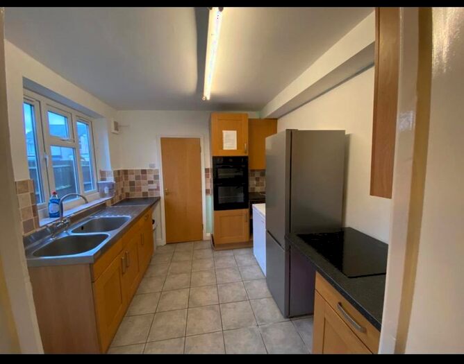 6 Bedroom Property To Rent In Argyle Street, Northampton, NN5