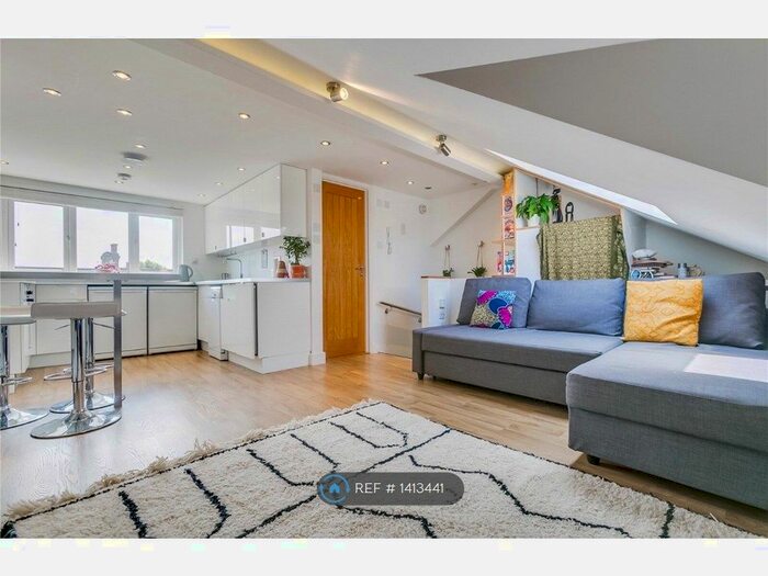 3 Bedroom Maisonette To Rent In Bruce Road, Mitcham, CR4