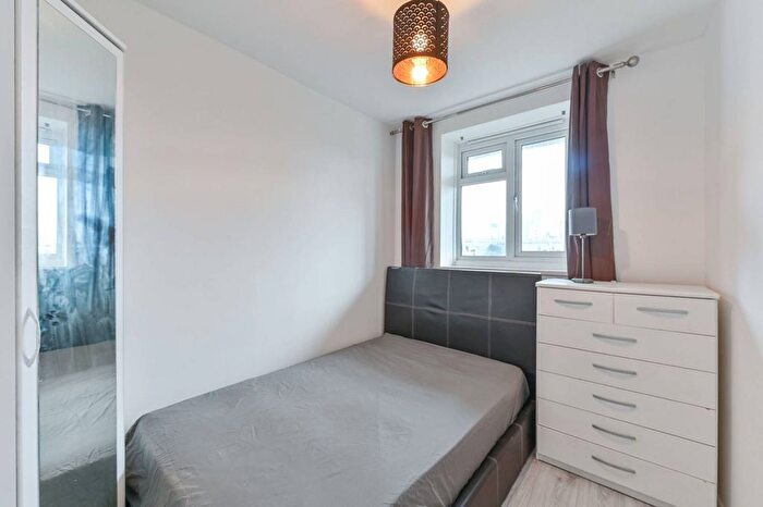 4 Bedroom Flat To Rent In Cassell House, Stockwell, London, SW9