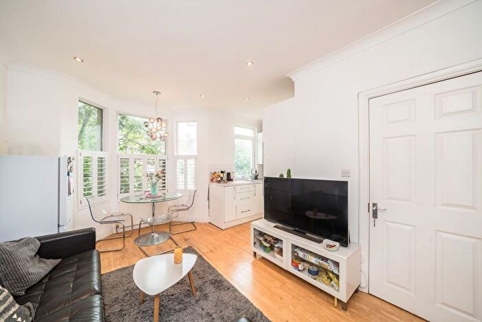 3 Bedroom Flat To Rent In Links Road, Tooting, SW17