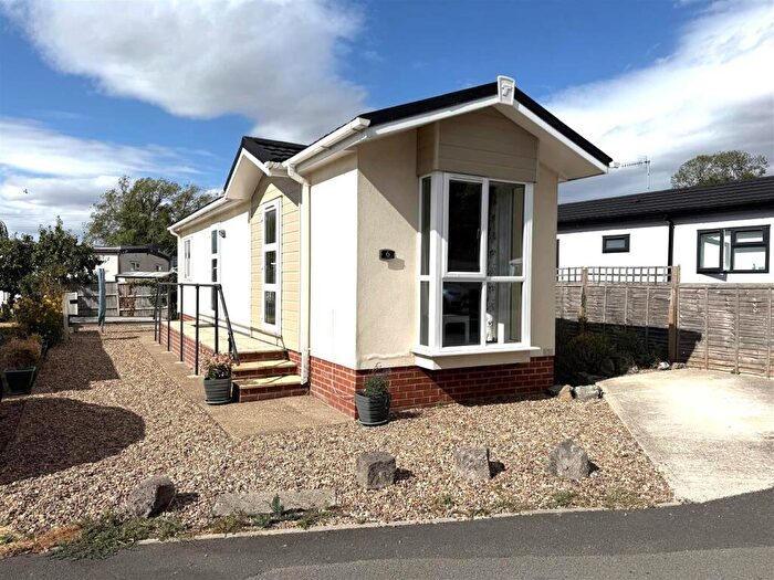 2 Bedroom Park Home For Sale In Oak Avenue, Radcliffe-On-Trent, Nottingham, NG12