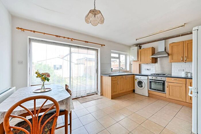 3 Bedroom Semi-detached House For Sale In Beavers Lane, Hounslow, TW4