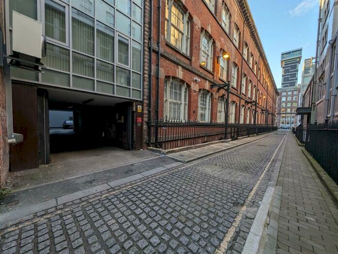 Garage / Parking To Rent In The Albany, L3