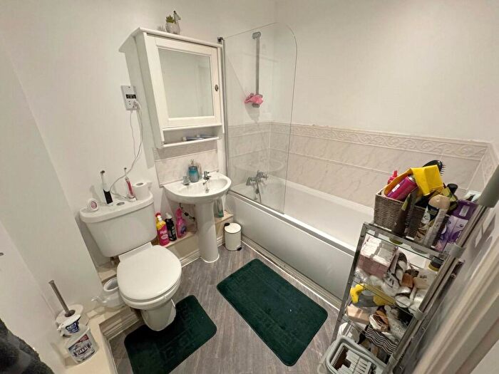 2 Bedroom Apartment To Rent In Shetland Court, Bressay Drive, Mill Hill, London, NW7