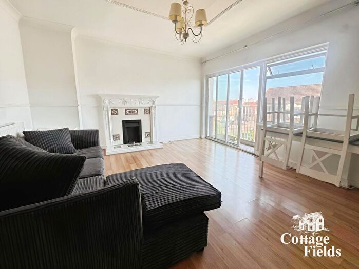 3 Bedroom Flat To Rent In Hoe Lane, Enfield, EN3