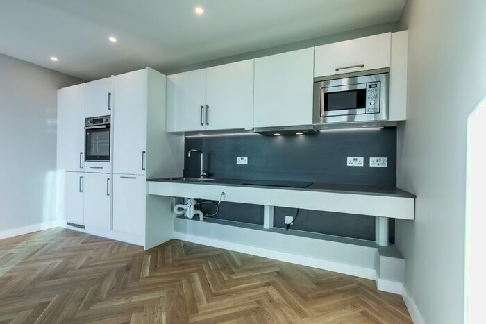 2 Bedroom Flat To Rent In Clapham Common North Side, London, SW4