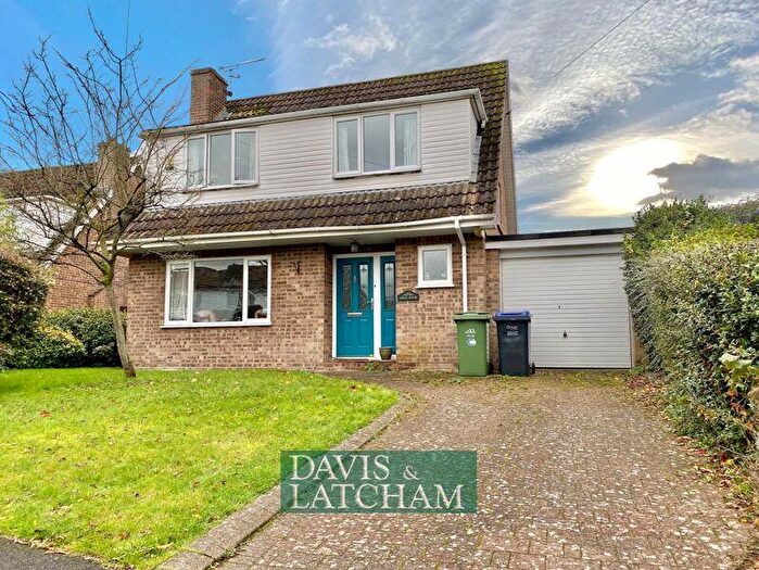 3 Bedroom Detached House For Sale In Robin Close, Warminster, BA12