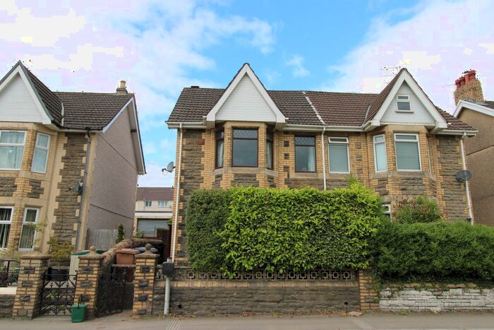 3 Bedroom Semi-Detached House To Rent In Blackwood Road, Blackwood, NP12