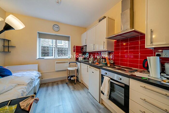 Flat To Rent In Corbyn Street, London, N4