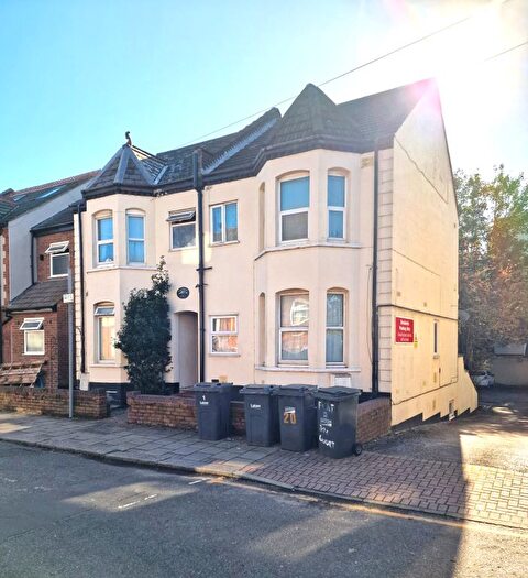 2 Bedroom Flat To Rent In Clarendon Road, Luton, LU2