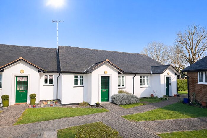 2 Bedroom Bungalow For Sale In Barnside Court, Welwyn Garden City, AL8